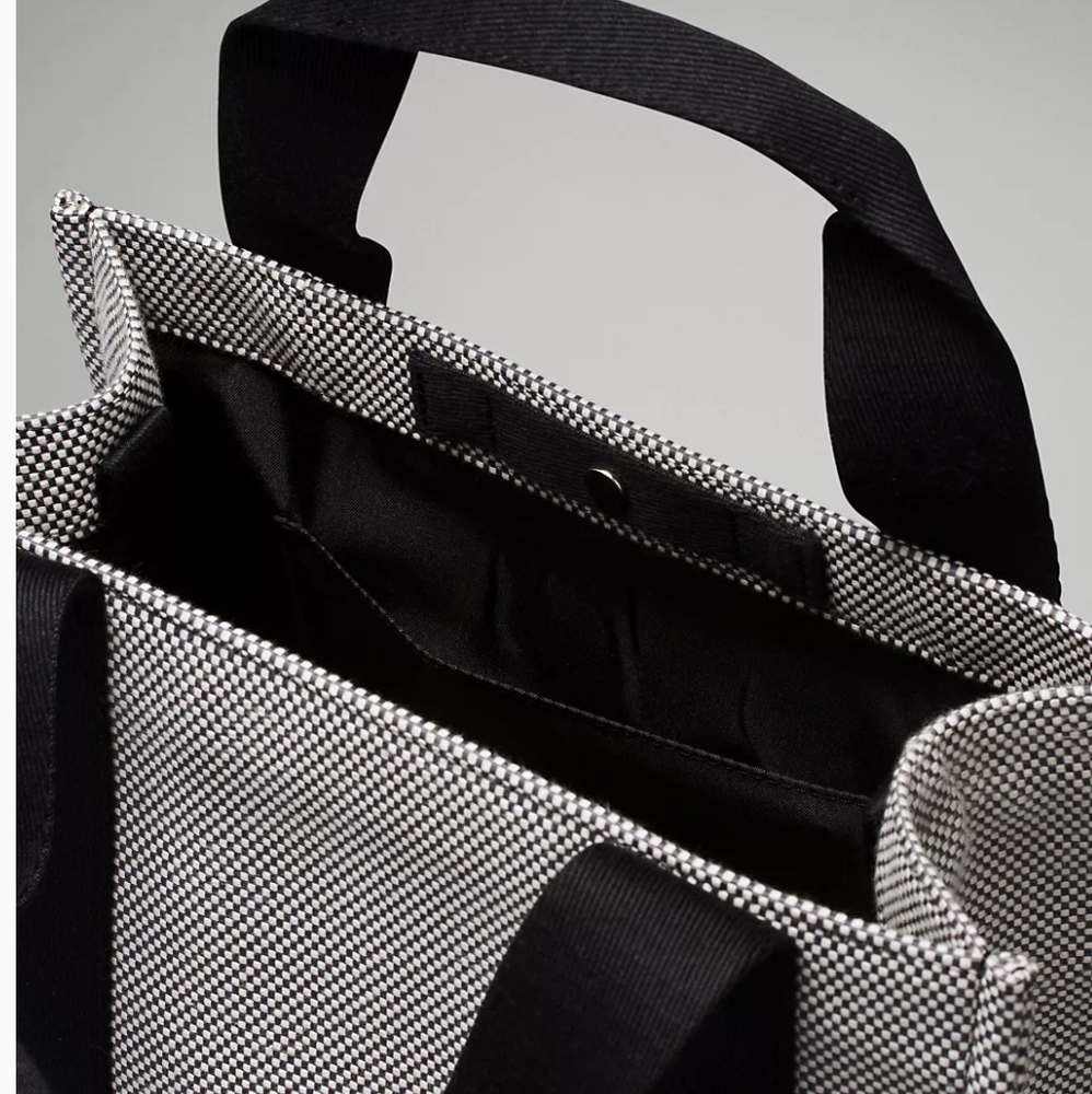 NEW w/ tag Lululemon Two Tone Canvas Tote Bag 4.5L Anchor / Light Ivory / Black - Picture 11 of 13
